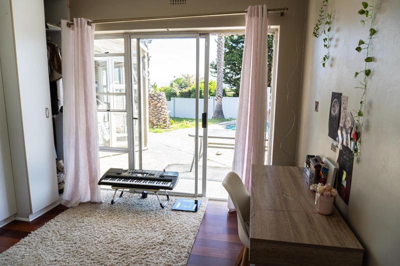6 Bedroom Property for Sale in Plattekloof Western Cape